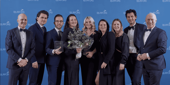 Bjurfors Mölndal är vinnare av utmärkelsen Årets Bjurforskontor 2023, här flankerade av Mats Ljung, ägare (t.v.) och Sven-Erik Kristensen, vd (t.h.).