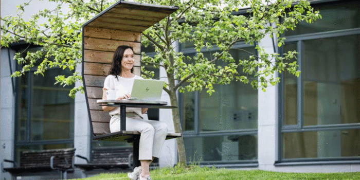 Susanna Toivanen, professor i Sociologi med inriktning mot arbetslivsvetenskap, arbetar utomhus på MDUs campus i Västerås. Foto: Jonas Bilberg