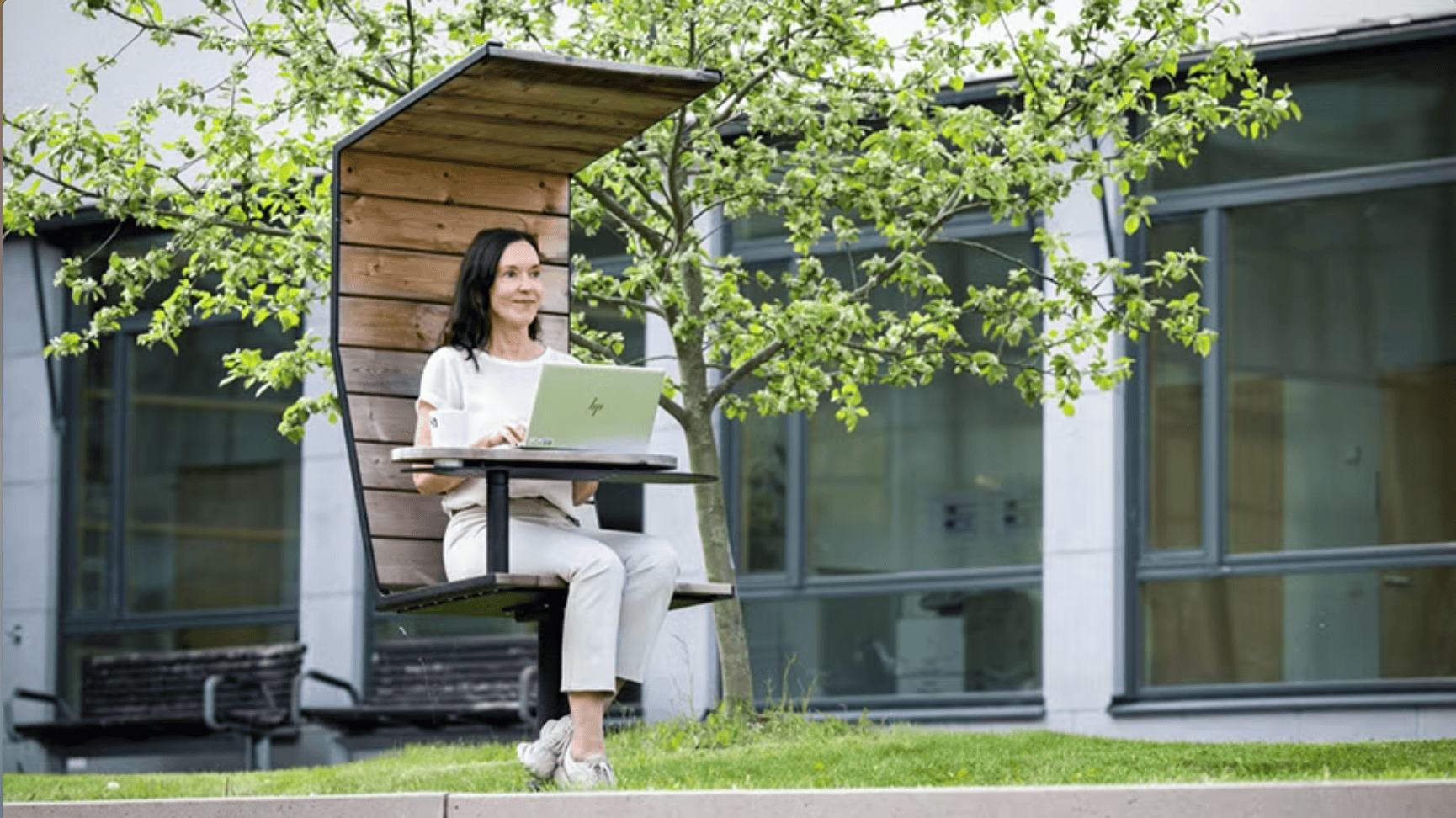 Susanna Toivanen, professor i Sociologi med inriktning mot arbetslivsvetenskap, arbetar utomhus på MDUs campus i Västerås. Foto: Jonas Bilberg