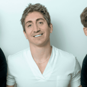 Två av tre män tror att de klarar chefens jobb lika bra – eller bättre visar, ManpowerGroup Work Life