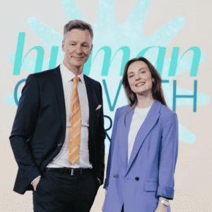 Årets moderatorer på Human Growth Award galan 2023. Fredrik Färm, Head of People & Culture Wise Consulting och Julia Goossens, HR-konsult Wise Consulting