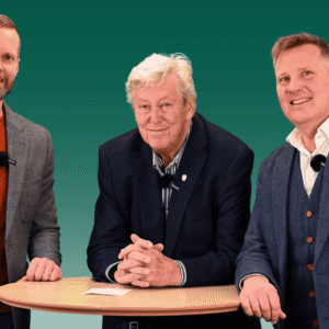 Martin Askman (moderator och presskontakt Avonova), Ulf Elfving (journalist) och Per Nicklas Olofsson (psykolog och organisationsexpert Avonova)