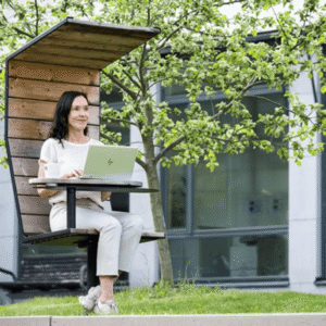 Susanna Toivanen, professor i Sociologi med inriktning mot arbetslivsvetenskap, arbetar utomhus på MDUs campus i Västerås. Foto: Jonas Bilberg