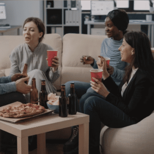 Svenskars alkoholkonsumtion ökar under sommaren, något som kan leda till problem på arbetet, säger HR- och arbetsrättsexpert Ida Ljungberg på Simployer.